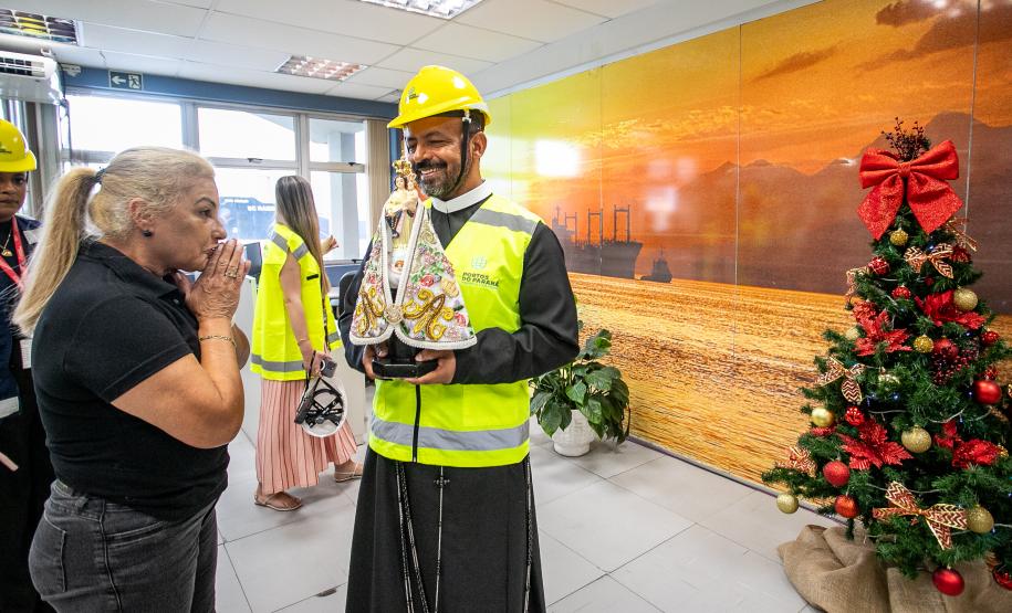 Imagem de Nossa Senhora do Rocio é recebida com homenagens no Porto de Paranaguá
