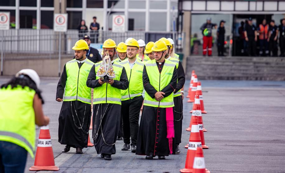 Imagem de Nossa Senhora do Rocio é recebida com homenagens no Porto de Paranaguá