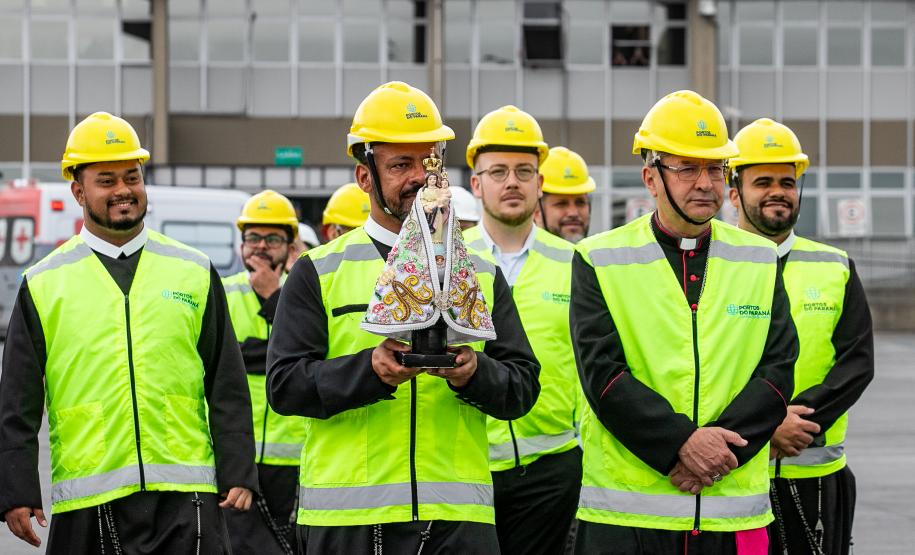 Imagem de Nossa Senhora do Rocio é recebida com homenagens no Porto de Paranaguá