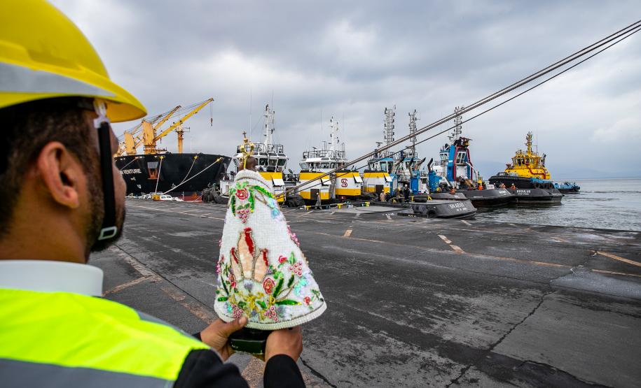 Imagem de Nossa Senhora do Rocio é recebida com homenagens no Porto de Paranaguá