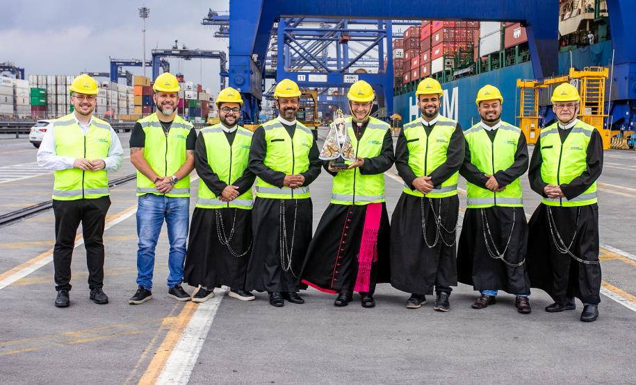 Imagem de Nossa Senhora do Rocio é recebida com homenagens no Porto de Paranaguá