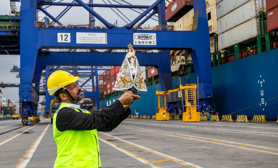 Imagem de Nossa Senhora do Rocio é recebida com homenagens no Porto de Paranaguá