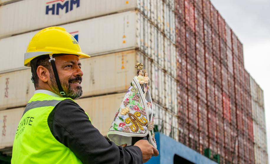 Imagem de Nossa Senhora do Rocio é recebida com homenagens no Porto de Paranaguá