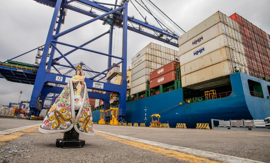Imagem de Nossa Senhora do Rocio é recebida com homenagens no Porto de Paranaguá