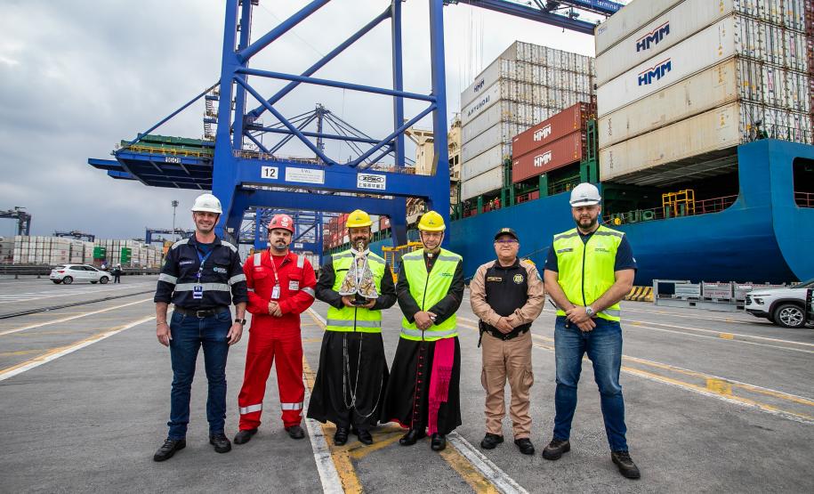 Imagem de Nossa Senhora do Rocio é recebida com homenagens no Porto de Paranaguá