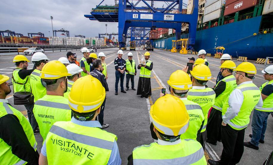 Imagem de Nossa Senhora do Rocio é recebida com homenagens no Porto de Paranaguá