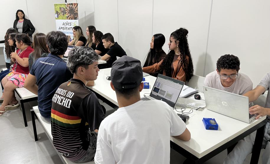 Adolescentes da Ilha dos Valadares concluem curso de informática da Portos do Paraná