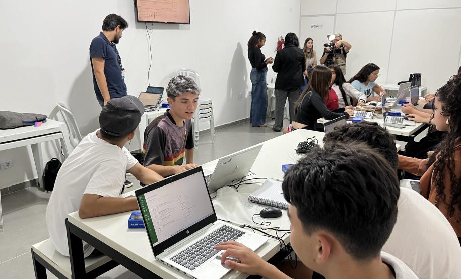 Adolescentes da Ilha dos Valadares concluem curso de informática da Portos do Paraná