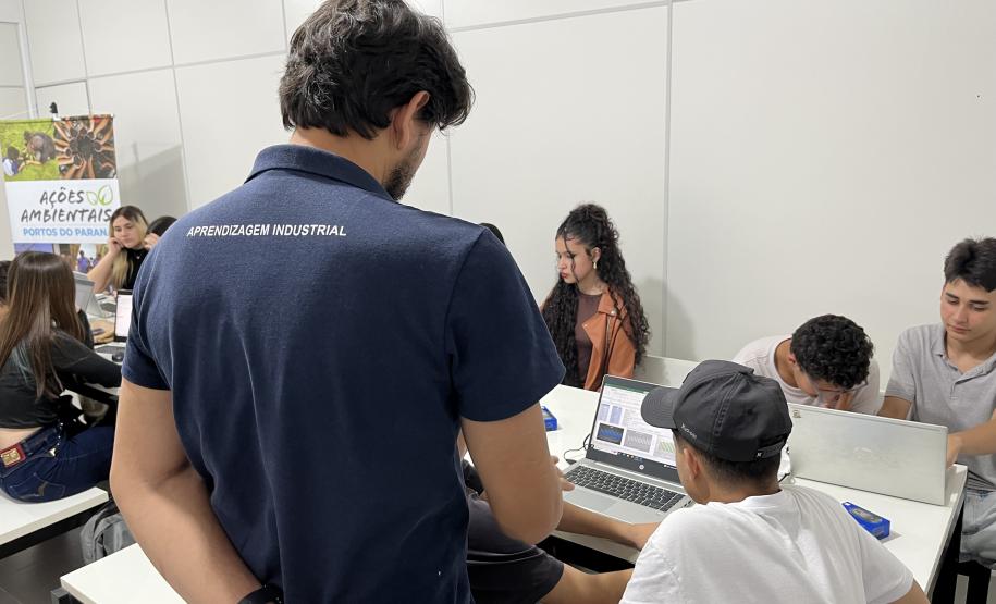 Adolescentes da Ilha dos Valadares concluem curso de informática da Portos do Paraná