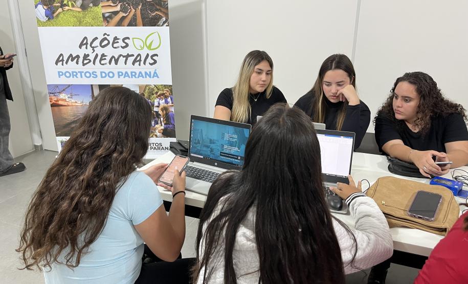 Adolescentes da Ilha dos Valadares concluem curso de informática da Portos do Paraná