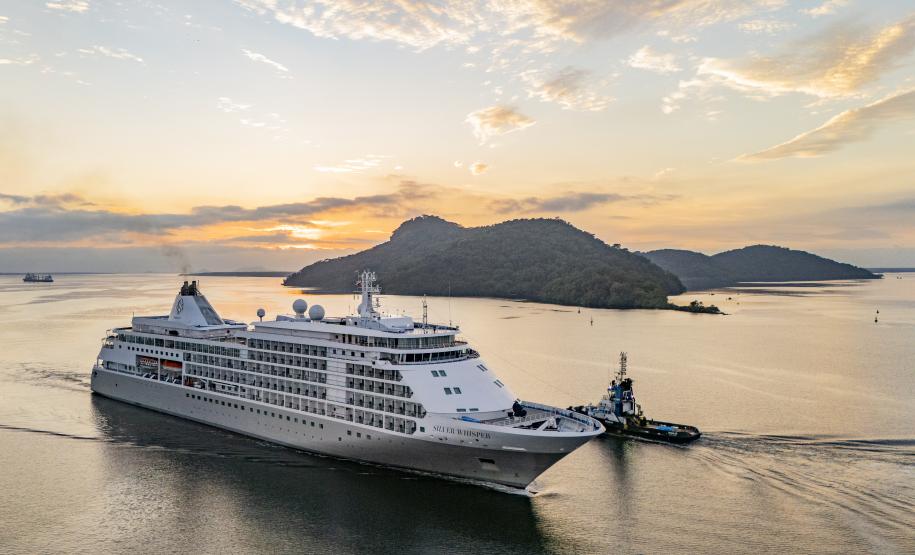 Navio Silver Whisper atracou pela primeira vez no Porto de Paranaguá trazendo mais de 700 passageiros