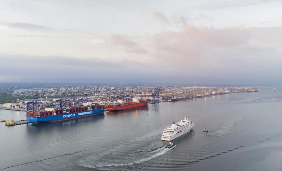 Navio Silver Whisper atracou pela primeira vez no Porto de Paranaguá trazendo mais de 700 passageiros