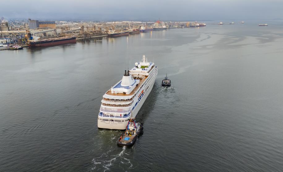 Navio Silver Whisper atracou pela primeira vez no Porto de Paranaguá trazendo mais de 700 passageiros