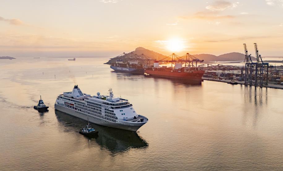 Navio Silver Whisper atracou pela primeira vez no Porto de Paranaguá trazendo mais de 700 passageiros