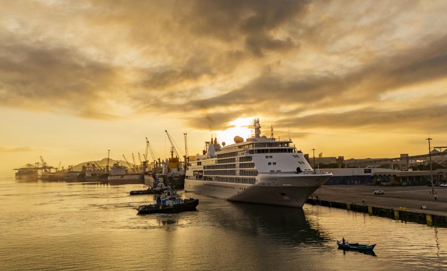 Navio Silver Whisper atracou pela primeira vez no Porto de Paranaguá trazendo mais de 700 passageiros