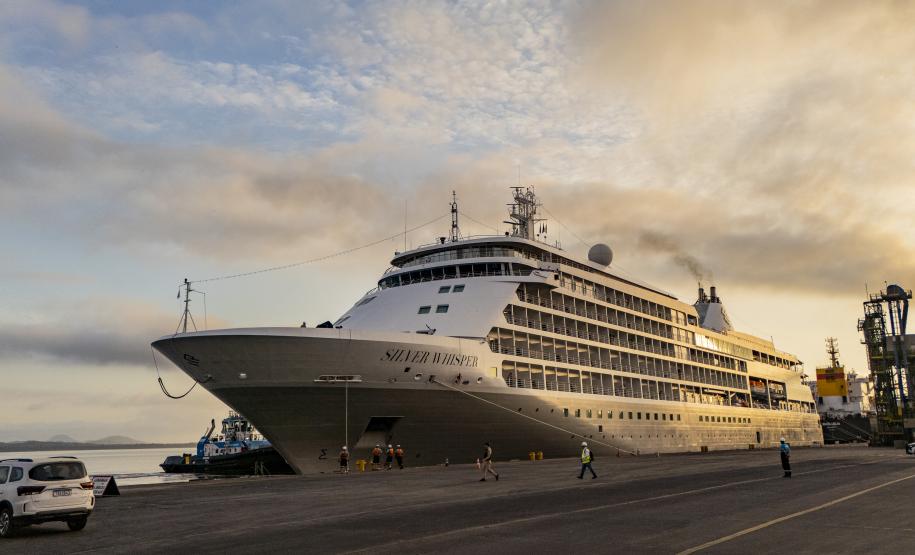 Navio Silver Whisper atracou pela primeira vez no Porto de Paranaguá trazendo mais de 700 passageiros