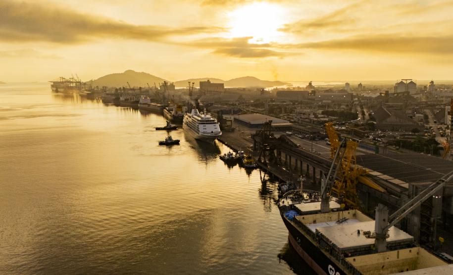 Navio Silver Whisper atracou pela primeira vez no Porto de Paranaguá trazendo mais de 700 passageiros