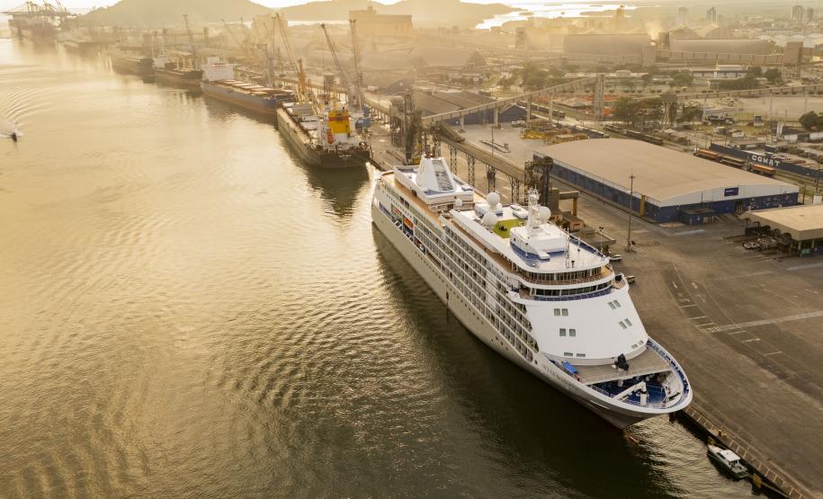 Navio Silver Whisper atracou pela primeira vez no Porto de Paranaguá trazendo mais de 700 passageiros