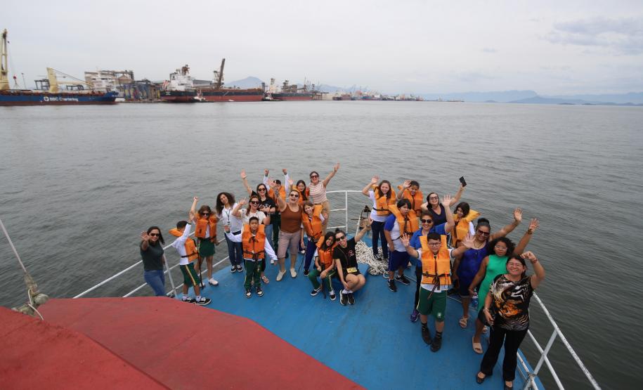 Porto Escola completa 10 anos e premia alunos com passeio pela Baía de Paranaguá