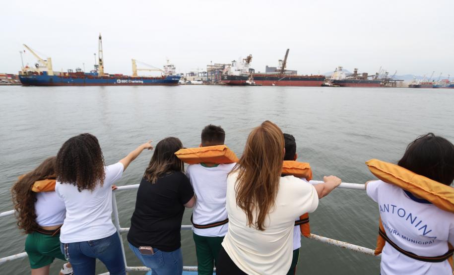 Porto Escola completa 10 anos e premia alunos com passeio pela Baía de Paranaguá