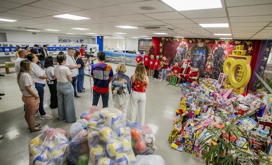 Natal Solidário da Portos do Paraná entrega brinquedos arrecadados pela comunidade portuária