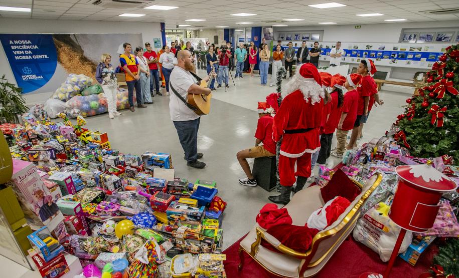 Natal Solidário da Portos do Paraná entrega brinquedos arrecadados pela comunidade portuária