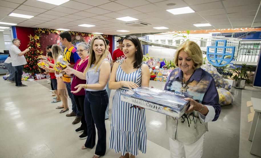 Natal Solidário da Portos do Paraná entrega brinquedos arrecadados pela comunidade portuária