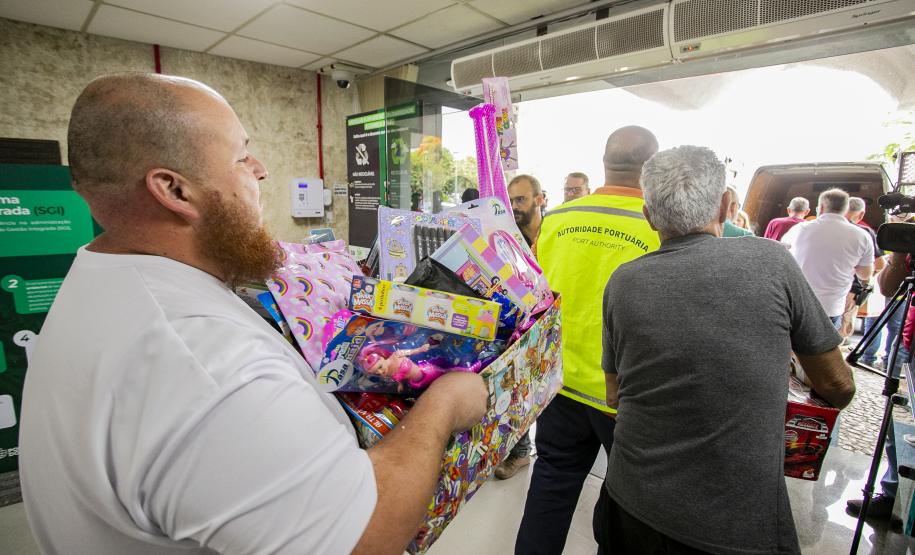 Natal Solidário da Portos do Paraná entrega brinquedos arrecadados pela comunidade portuária