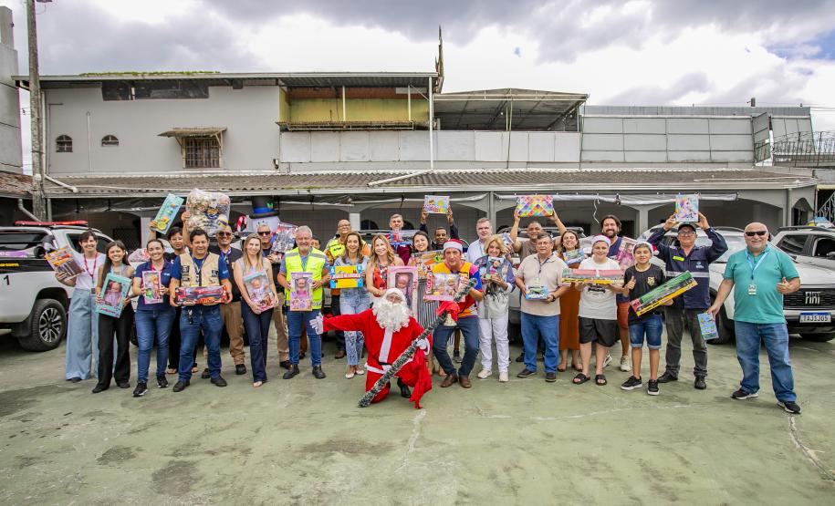 Natal Solidário da Portos do Paraná entrega brinquedos arrecadados pela comunidade portuária