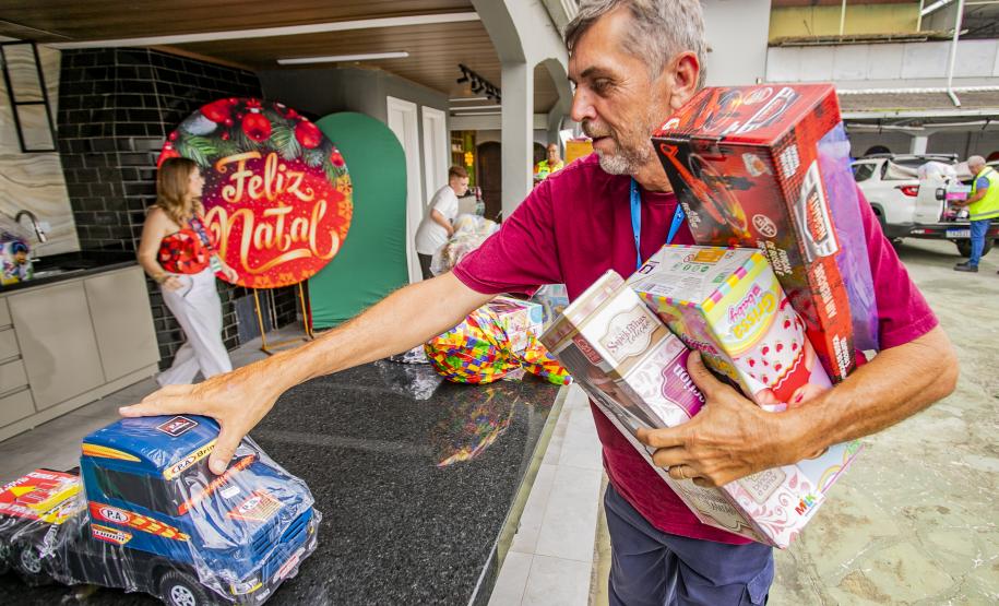 Natal Solidário da Portos do Paraná entrega brinquedos arrecadados pela comunidade portuária