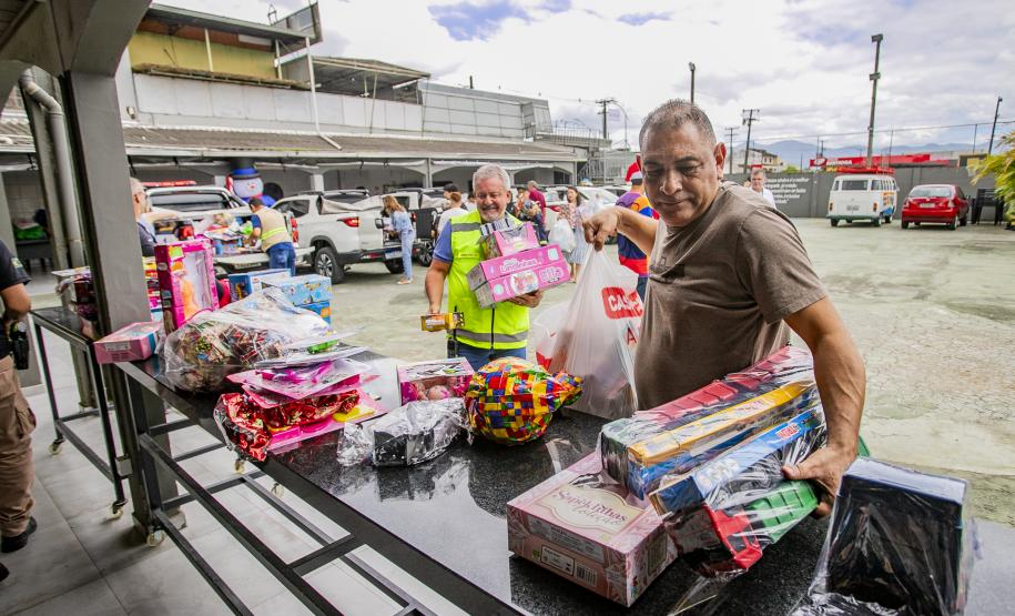 Natal Solidário da Portos do Paraná entrega brinquedos arrecadados pela comunidade portuária