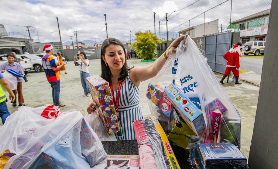 Natal Solidário da Portos do Paraná entrega brinquedos arrecadados pela comunidade portuária
