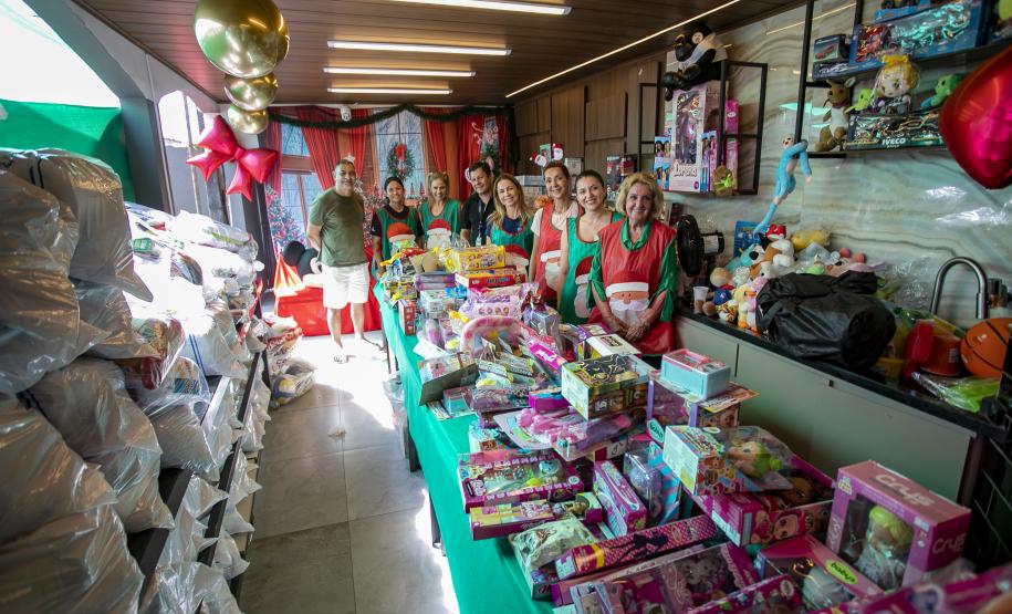 Natal Solidário da Portos do Paraná leva alegria a centenas de crianças em Paranaguá