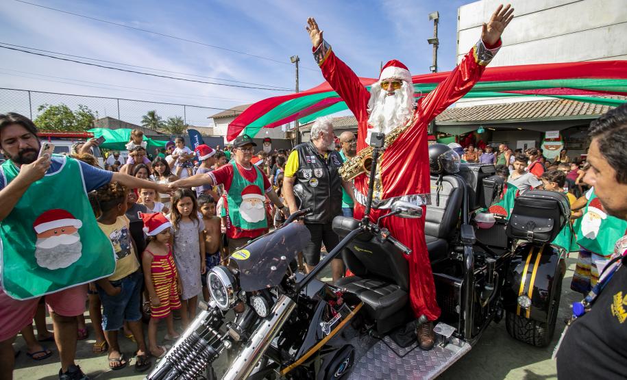 Natal Solidário da Portos do Paraná leva alegria a centenas de crianças em Paranaguá