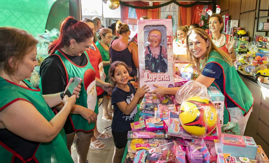 Natal Solidário da Portos do Paraná leva alegria a centenas de crianças em Paranaguá