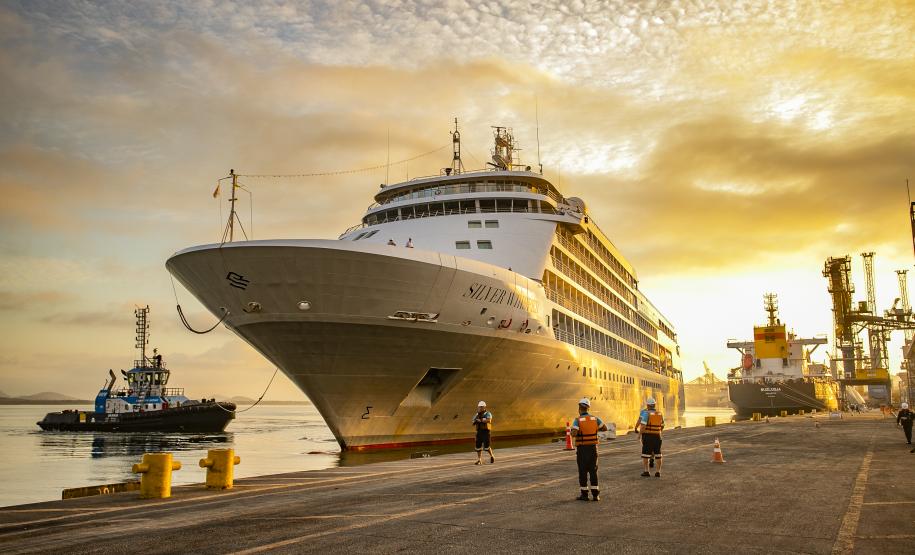 Navio Silver Whisper atracou pela primeira vez no Porto de Paranaguá trazendo mais de 700 passageiros