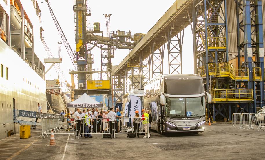 Navio Silver Whisper atracou pela primeira vez no Porto de Paranaguá trazendo mais de 700 passageiros