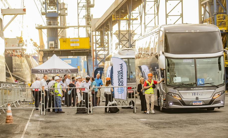 Navio Silver Whisper atracou pela primeira vez no Porto de Paranaguá trazendo mais de 700 passageiros