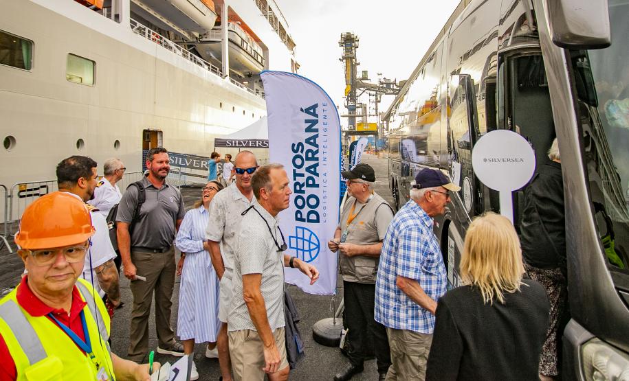 Navio Silver Whisper atracou pela primeira vez no Porto de Paranaguá trazendo mais de 700 passageiros