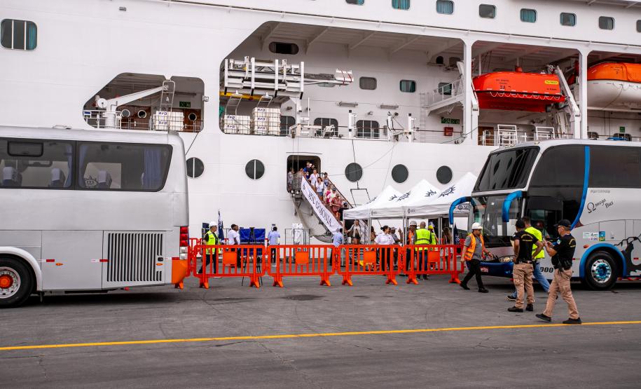 Porto de Paranaguá recebe o cruzeiro de luxo Silver Whisper pela primeira vez
