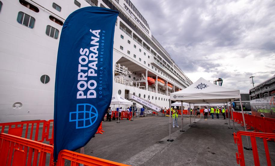 Porto de Paranaguá recebe o cruzeiro de luxo Silver Whisper pela primeira vez