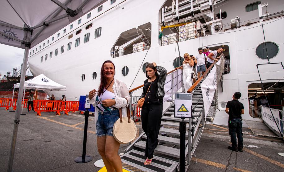 Porto de Paranaguá recebe o cruzeiro de luxo Silver Whisper pela primeira vez