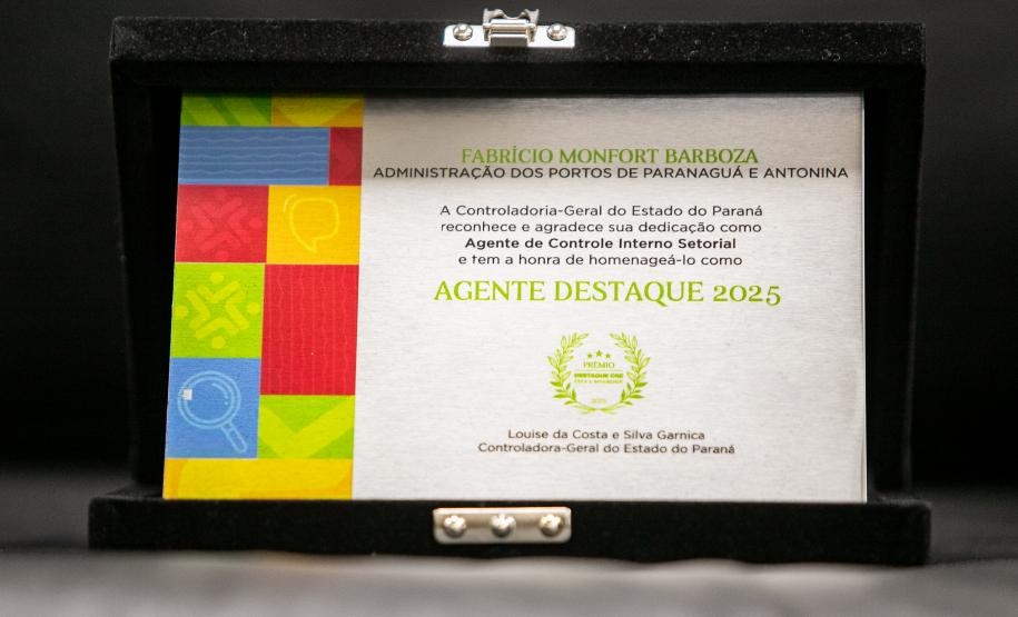 #praquemnaopodever foto de placa dentro da caixa preta aveludada. na plaga esta escrito em em verde "AGENTE DESTAQUE 2025"