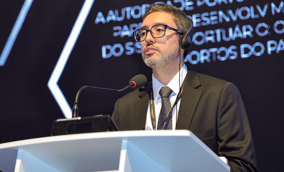 Portos do Paraná destaca avanços regulatórios e modernização em congresso internacional