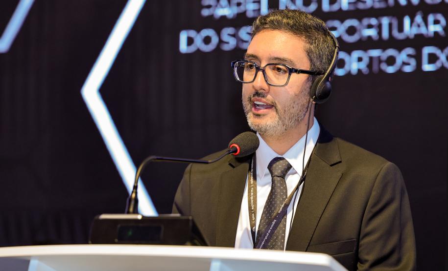 Portos do Paraná destaca avanços regulatórios e modernização em congresso internacional