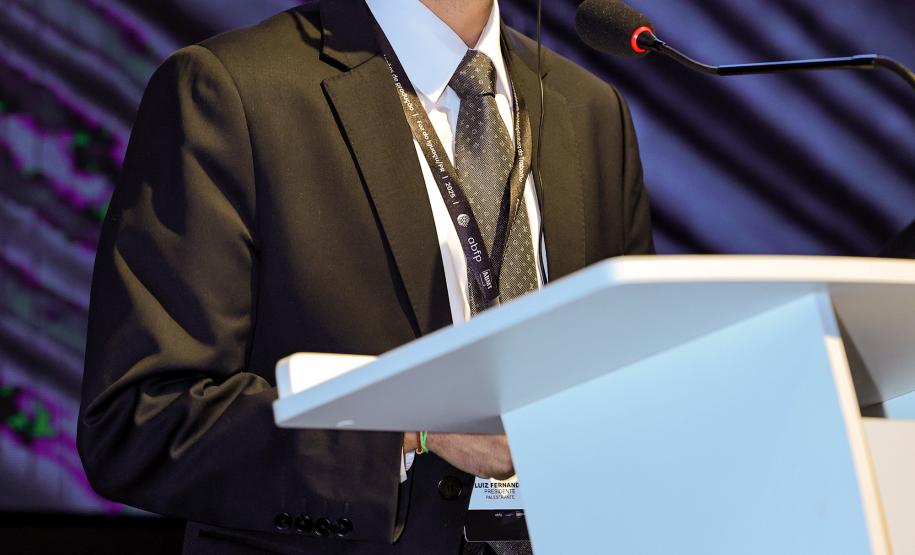 Portos do Paraná destaca avanços regulatórios e modernização em congresso internacional