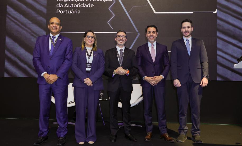 Portos do Paraná destaca avanços regulatórios e modernização em congresso internacional