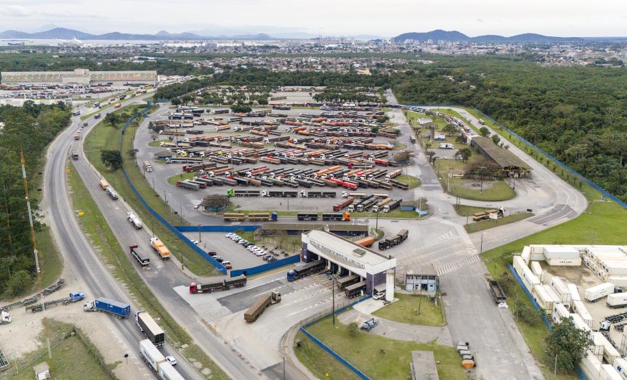 #praquemnaopodever imagem aérea do Patio de Triagem mostrando a entrada de caminhões, e os veículos estacionados até o fundo da imagem.