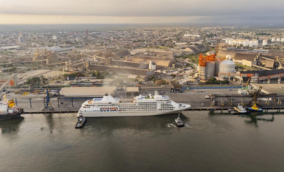 Navio de cruzeiros traz turistas da América do Norte e da Europa ao litoral do Paraná