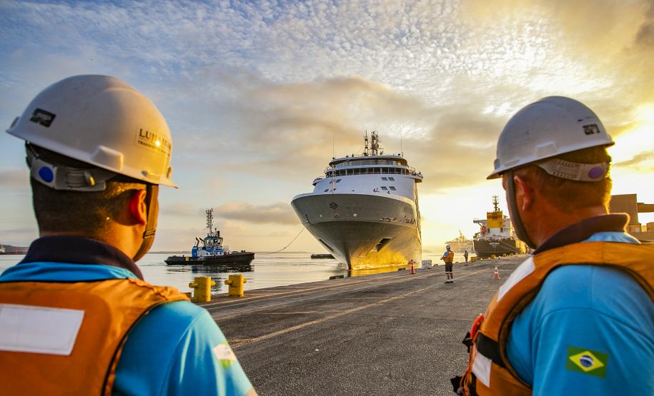 Navio de cruzeiros traz turistas da América do Norte e da Europa ao litoral do Paraná